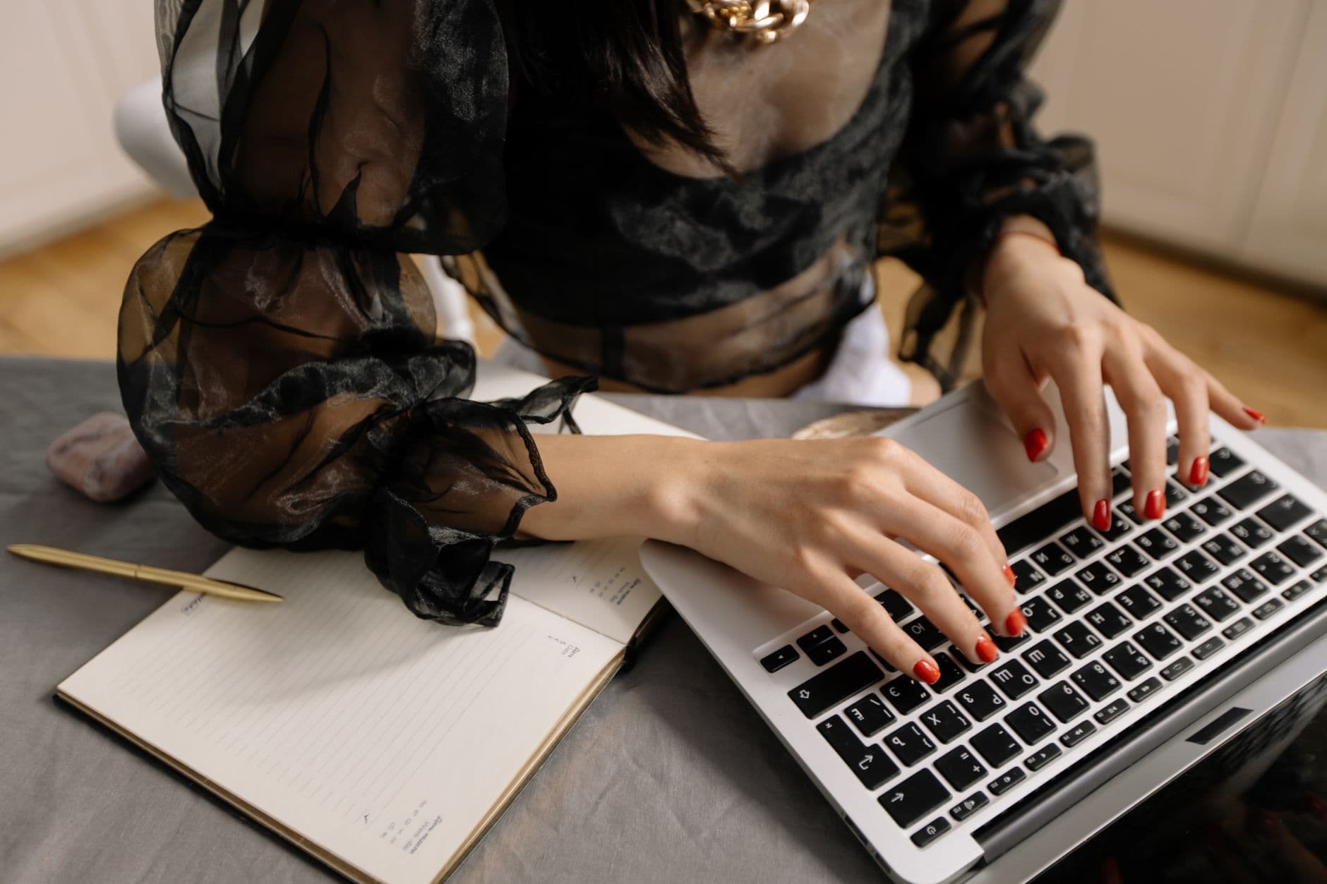 How to Start a Digital Marketing Blog in 2026 (And Turn It Into a $1,000/Month Client Engine)
